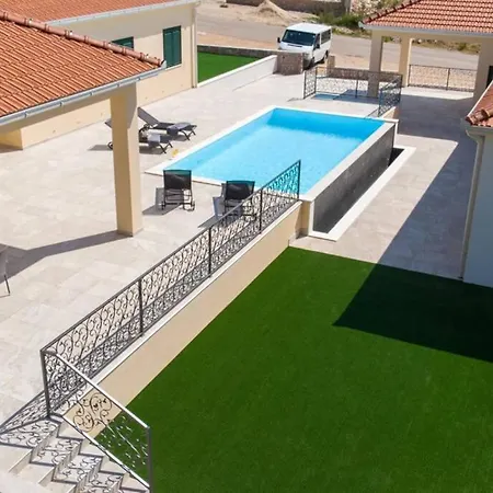 Luxus-villa Mit 4 Schlafzimmern Und Pool In Der Naehe Von Dubrovnik Kroatien Und Bosnien Ravno