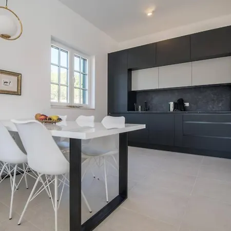 Luxus-villa Mit 4 Schlafzimmern Und Pool In Der Naehe Von Dubrovnik Kroatien Und Bosnien *