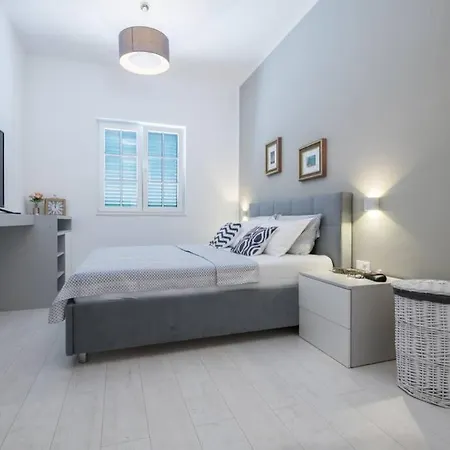 Luxus-villa Mit 4 Schlafzimmern Und Pool In Der Naehe Von Dubrovnik Kroatien Und Bosnien