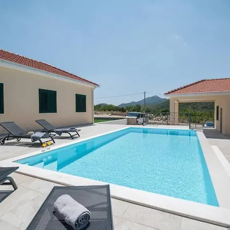 Luxus-villa Mit 4 Schlafzimmern Und Pool In Der Naehe Von Dubrovnik Kroatien Und Bosnien