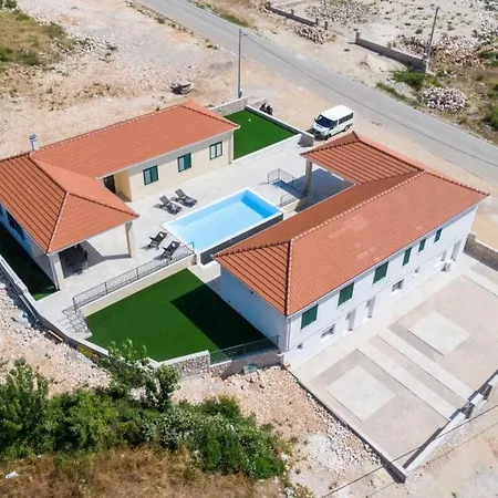 Luxus-villa Mit 4 Schlafzimmern Und Pool In Der Naehe Von Dubrovnik Kroatien Und Bosnien *