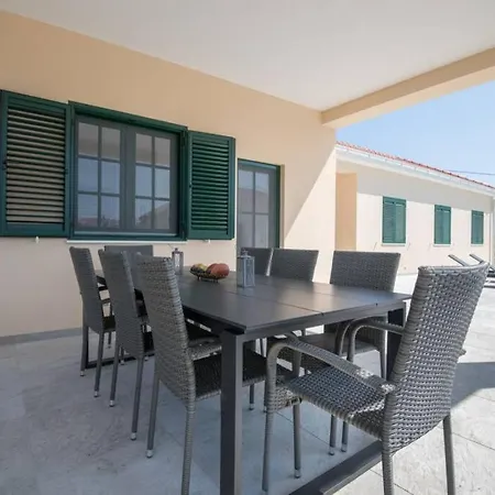 Luxus-villa Mit 4 Schlafzimmern Und Pool In Der Naehe Von Dubrovnik Kroatien Und Bosnien *