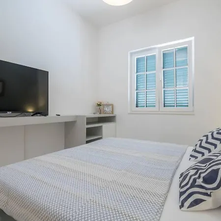 Luxus-villa Mit 4 Schlafzimmern Und Pool In Der Naehe Von Dubrovnik Kroatien Und Bosnien *